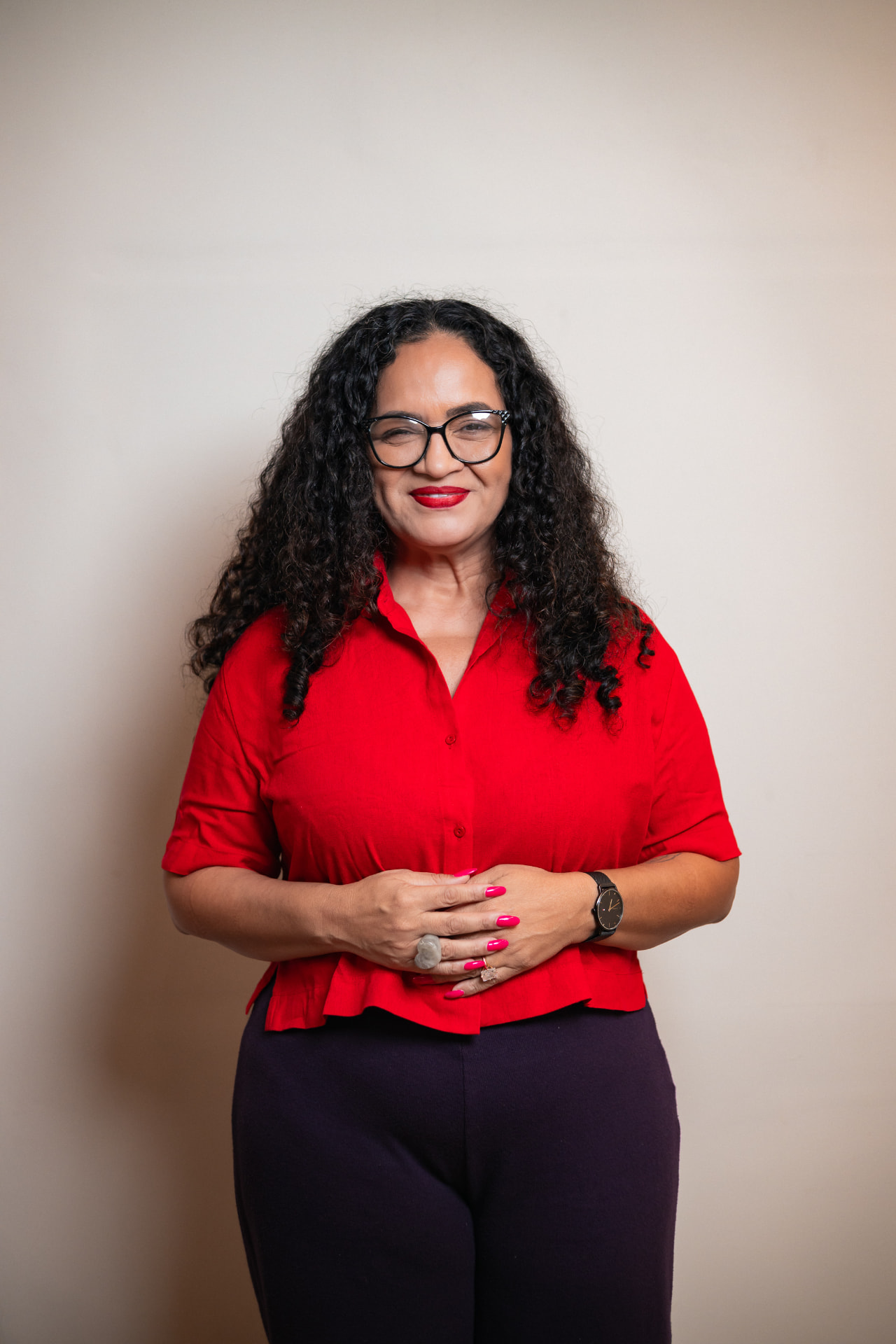 Retrato de Sara Maria de camisa vermelha